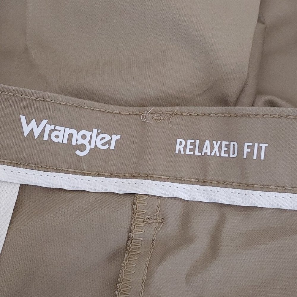 Wrangler Riata Flat Front Relaxed Fit Men's Casual Pants Size 40 x 30 - Picture 5 of 6